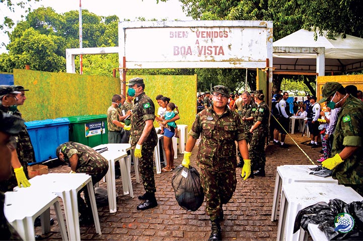 Brazilian soldiers process migrants 24 April 2018 in Boa Vist