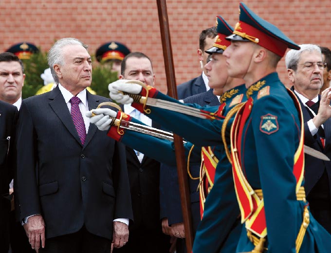 Brazilian President Michel Temer (left) takes part in a wreath-laying ceremony 21 June 2017 at the Tomb of the Unknown Soldier by the Kremlin wall in central Moscow