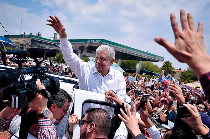 Obrador-waves-to-crowd