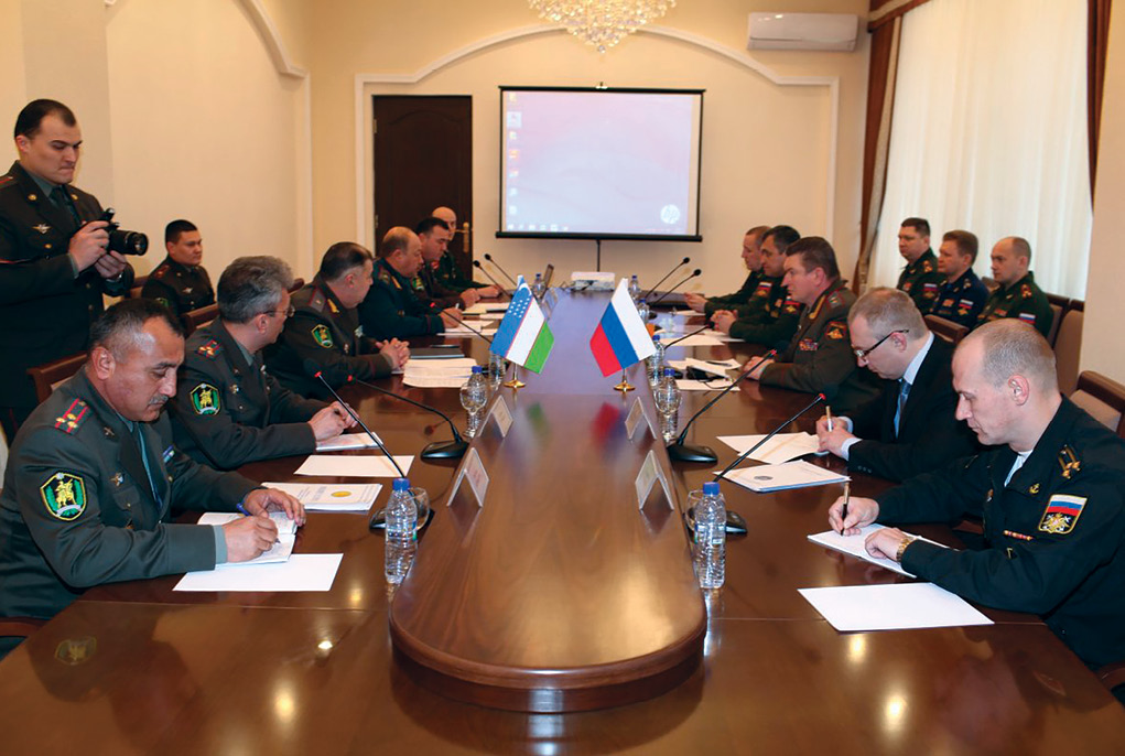 A Russian military delegation headed by Lt. Gen. Alexander Lapin, commander of the Russian Central Military District (seated third from right), meets with an Uzbek delegation led by Maj. Gen. Pavel Ergashev, first deputy defense minister and chief of the Army Staff of Uzbekistan (seated third from left), 16 February 2018 in Tashkent, Uzbekistan, to discuss military cooperation between the two countries. The sides exchanged views on a wide range of topics including the situations in the Central Asia and in the Middle East, plans to share organizational experience in combat training and in daily service, and a counterterrorism exercise that took place at the Forish field training ground in Uzbekistan’s Dzhizak region. (Photo courtesy of the Ministry of Defense of the Russian Federation)