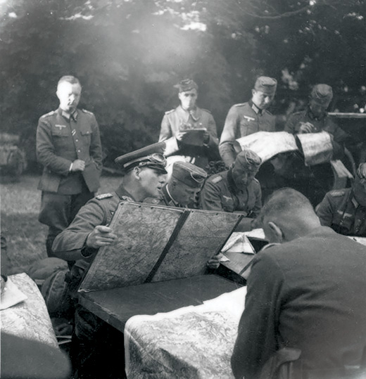 Rommel-studying-map.jpg