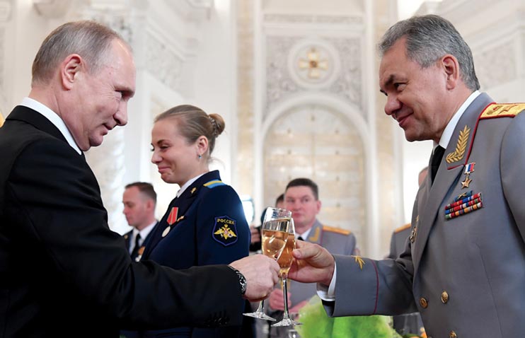 Russian President Vladimir Putin (<em>left</em>) toasts with Defence Minister Sergei Shoigu 28 December 2017 at the Kremlin in Moscow