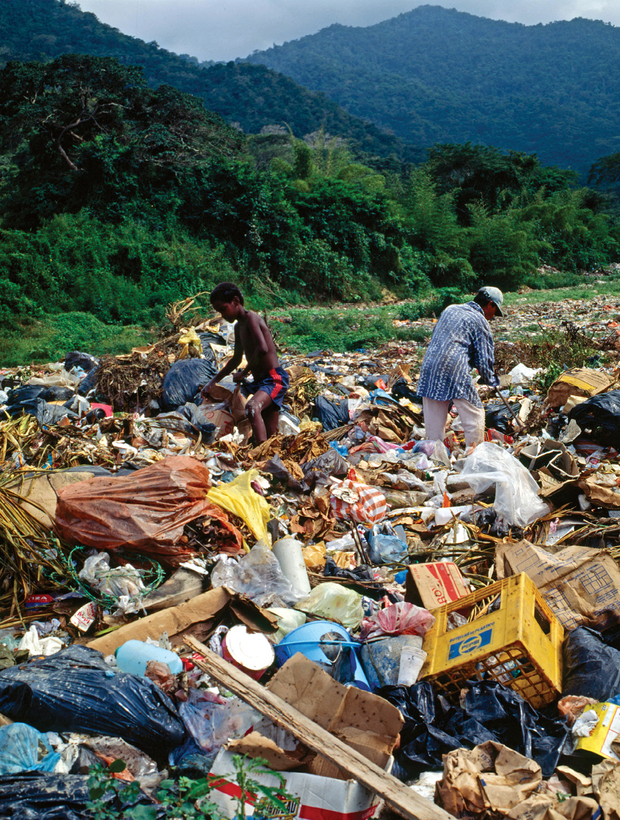 Venezuelans look for food in the trash 8 June 2018 in Ocumare de la Costa, Aragua, Venezuela. According to the Venezuelan revolutionary government, the critical situation in that country is because of the economic war of the U.S. to Venezuela. (Photo by Eugenio Opitz via Alamy Stock Photo)