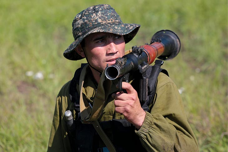 An Uzbek team member participates in the Scout Trail obstacle course 3 August 2017 at the Novosibirsk Higher Military Command School in the Novosibirsk region of Russia.