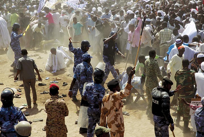 Police disperse the crowd as Sudanese President Omar Hassan al-Bashir arrives to give an address 4 April 2016 during a Darfur peace campaign rally at Nyala in South Darfur.