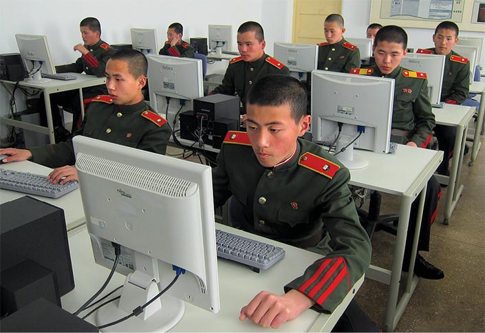 Alunos operam computadores na Escola Revolucionária de Mangyongdae