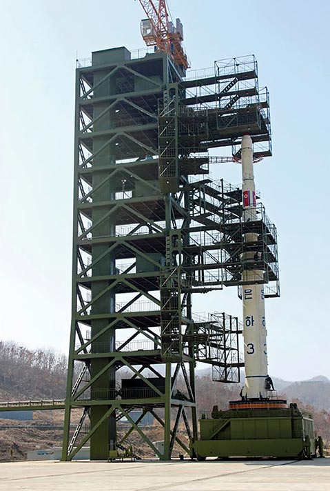Foguete norte-coreano Unha-3 pronto para o lançamento, no Centro Espacial de Tangachai-ri, Coreia do Norte
