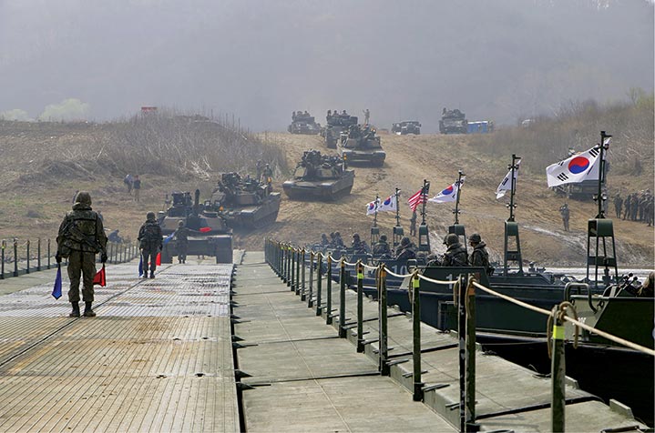 Militares em carros de combate M1A2 Abrams de 68 toneladas e viaturas de combate de infantaria M2A3 Bradley de 27 toneladas atravessam ponte flutuante sobre o Rio Imjin, perto de Seul, Coreia do Sul