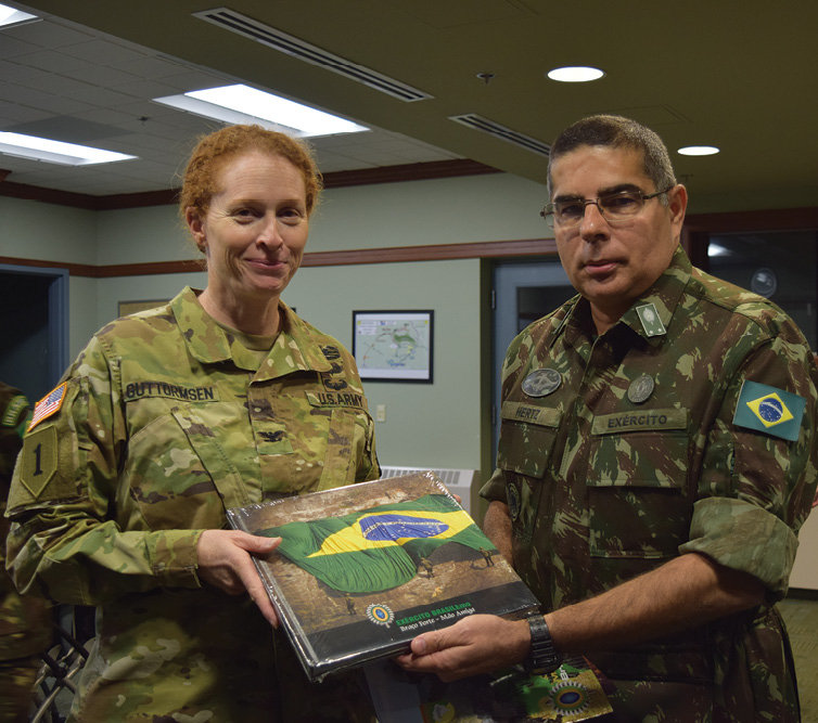 Gen Bda Hertz Pires do Nascimento, Chefe do Centro de Doutrina do Exército Brasileiro oferta um livro sobre o Exército Brasileiro à Coronel Katherine P. Guttormsen, Editora-Chefe da Military Review no Forte Leavenworth, como agradecimento pela atenção recebida durante a visita realizada em 20 de setembro de 2017. A visita teve como objetivo realizar o intercâmbio de experiências relativas à edição e distribuição de publicações doutrinárias para o público militar, além de conhecer trabalhos na área de pesquisa histórica com ênfase na doutrina.