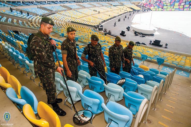 Integrantes do DQBRN executam varredura no Maracanã, Jogos Olímpicos Rio 2016, 25 Jul 16  (Foto cedida pelo Exército Brasileiro) 