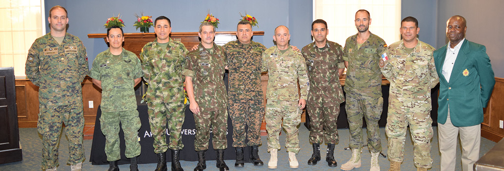Os oficiais são, da esquerda para a direita: Major Enrique Rebolar Soler (Chile), Tenente-Coronel Julio Hernandez Fuentes (México), Major Fabian Baron Rozo (Colômbia), Tenente-Coronel Flavio Brandalise (Brasil), Major Carlos Luna Clara (El Salvador), Major Carlos Castro Olivera (Argentina), Tenente-Coronel Felipe Guimaraes Rodrigues (Brasil), Major Ivan San Miguel Lopez (Espanha), Tenente-Coronel Erix Polanco (Panamá) e Major Selwyn Austin (Guiana).