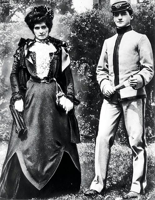 O Cadete Douglas MacArthur e a sua mãe, Mary Pinkney Hardy MacArthur, posam para uma foto em West Point, em 1899