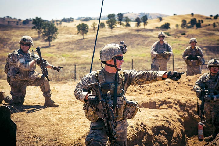 Um sargento emite ordens enquanto seu pelotão consolida a posição e se reorganiza depois de um ataque durante um exercício no terreno, em Fort Hunter Liggett