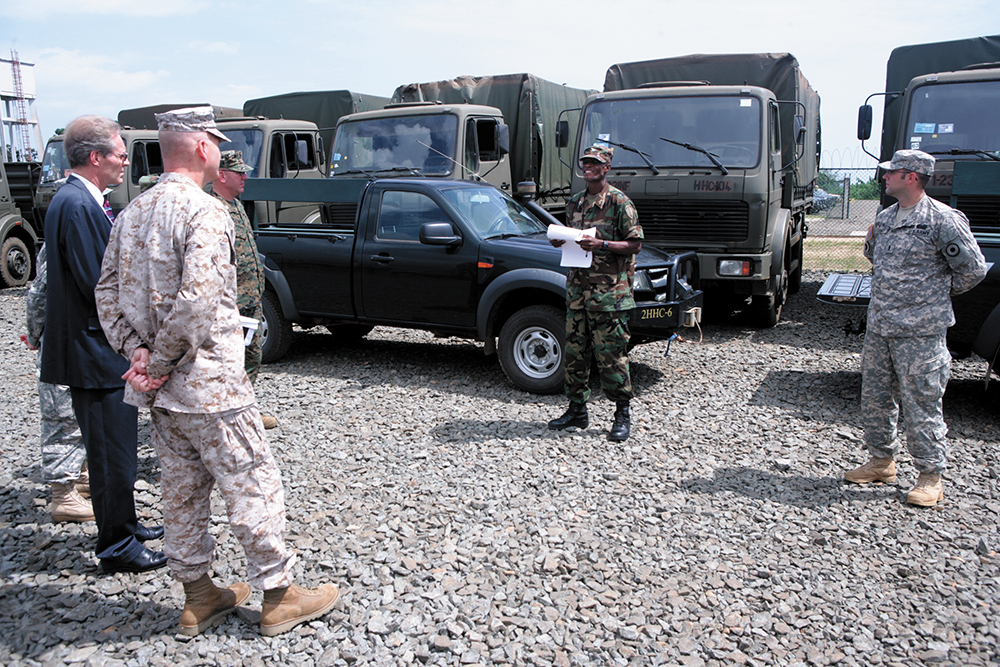 Comandante da Companhia de Resposta a Desastres das Forças Armadas da Libéria apresenta uma atualização sobre a Operação Onward Liberty a delegação composta pelo C Alte Paul W. Brier, Comandante do CFN dos EUA na África, representantes do Departamento de Estado dos EUA e outros militares, Monrovia, Libéria, 09 Set 10. (CFN dos EUA, Cb Cullen J. Tiernan)