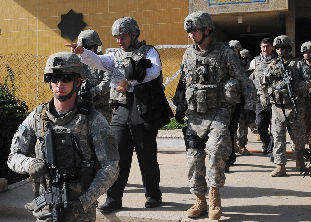 Militares norte-americanos proveem segurança a funcionários do Departamento de Estado dos EUA após reunião na Universidade de Bagdá, no Iraque, 17 Jan 10. (Exército dos EUA, Sgt John Stimac)