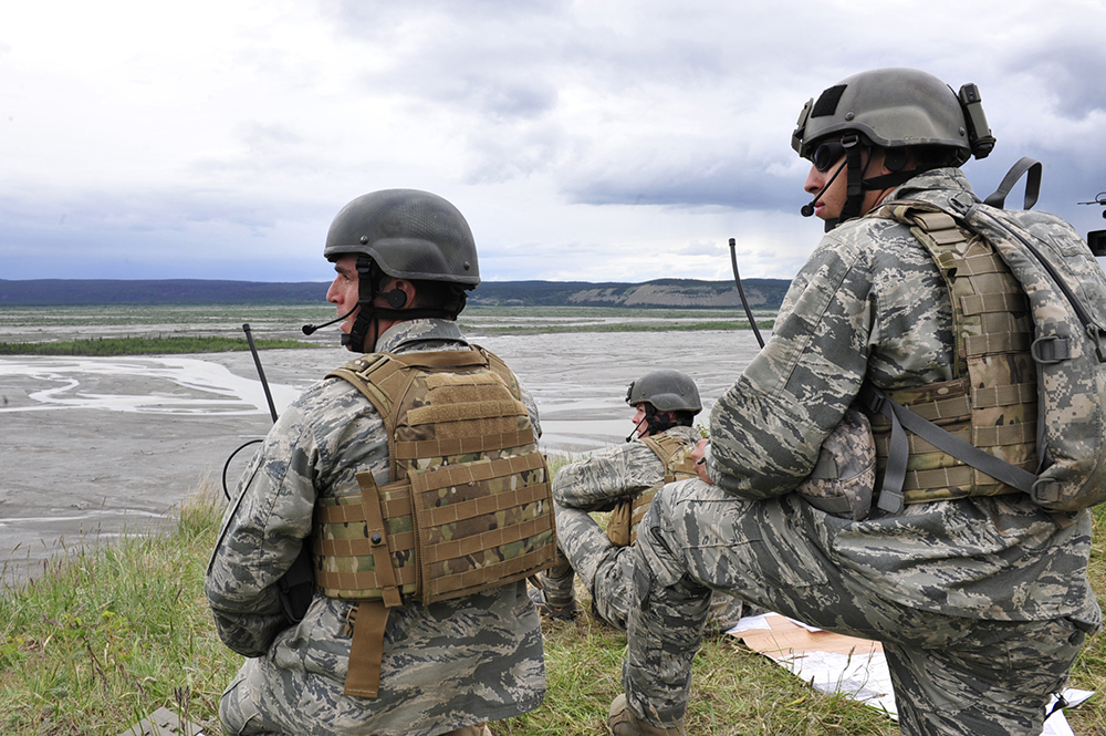 Integrantes do 3º Esquadrão de Operações de Suporte Aéreo, da Força Aérea dos EUA, conduzem um treinamento conjunto com militares do Exército dos EUA, Área de Treinamento Donnelly, Alasca, 14 Jun 11.
