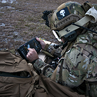 Integrantes do 3º Esquadrão de Operações de Suporte Aéreo, da Força Aérea dos EUA, conduzem um treinamento conjunto com militares do Exército dos EUA, Área de Treinamento Donnelly, Alasca, 14 Jun 11.