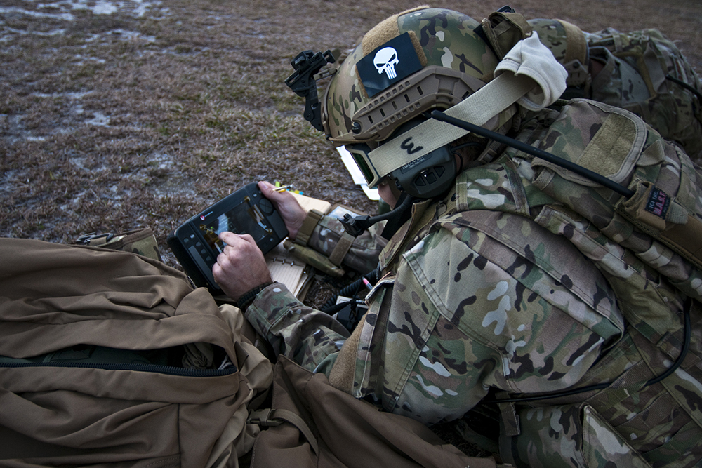 Militar da Força Aérea dos EUA opera um dispositivo receptor de vídeo ROVER 5 durante um treinamento de apoio aéreo aproximado no Campo de Provas Townsend, Exercício Global Guardian, Geórgia, 16 Fev 12.