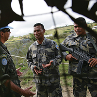 Oficial de ligação brasileiro da UNMIT levanta informações sobre situação de segurança antes das eleições no Timor Leste (2007). (Foto ONU/Martine Perret)