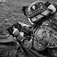 Integrantes do 3º Esquadrão de Operações de Suporte Aéreo, da Força Aérea dos EUA, conduzem um treinamento conjunto com militares do Exército dos EUA, Área de Treinamento Donnelly, Alasca, 14 Jun 11.