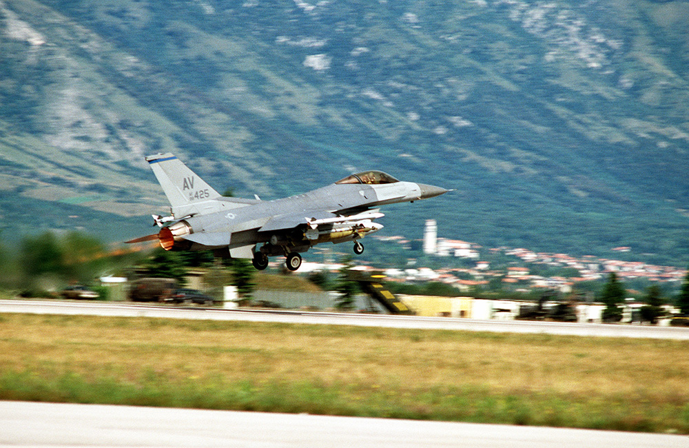Aeronave F-16C da Força Aérea dos EUA do 31º Regimento de Combatentes decola rumo a uma missão de apoio a ataques aéreos da Otan contra os sérvios-bósnios, setembro de 1995.