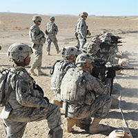 Soldados disparam armas como parte do “tiro sob estresse” na Base Avançada de Operações de Sharana, Província de Paktika, Afeganistão, 09 Jan 11. (Exército dos EUA, Sgt Luther L. Boothe Jr.)