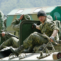 Militares russos em uma viatura blindada, em algum ponto da Província separatista da Ossétia do Sul, na Geórgia, 09 Ago 08. (AP/Musa Sadulayev)