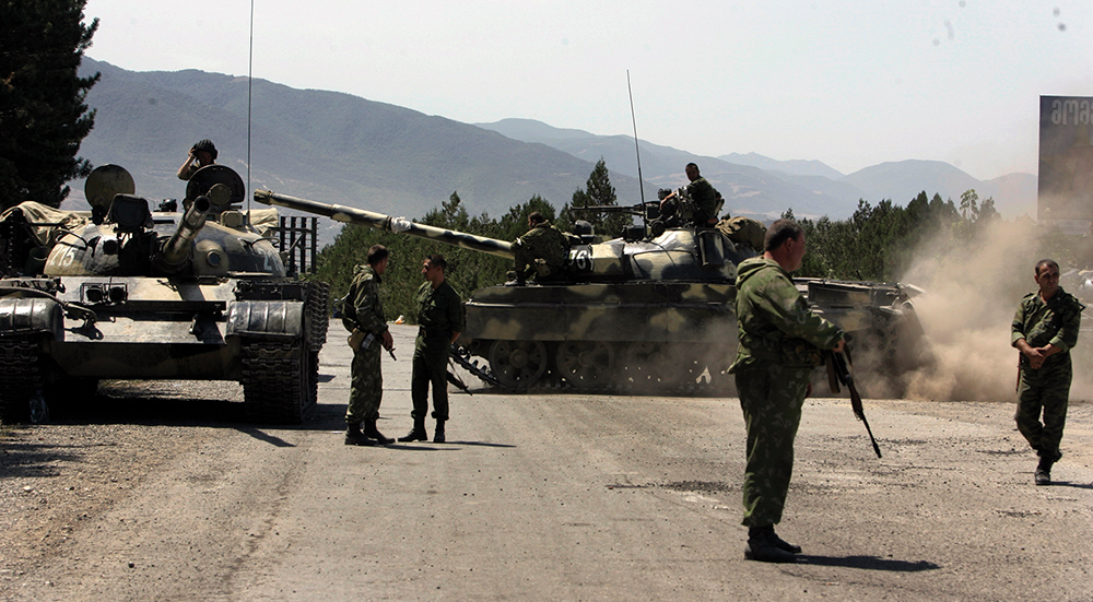 Militares russos guarnecem um posto de controle nos arredores de Gori, a noroeste da capital Tbilisi, na Geórgia, 15 Ago 08. (AP/Darko Bandic)