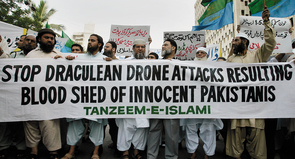 Adeptos de grupo religioso paquistanês protestam contra supostos ataques de mísseis por VANT norte-americanos nos territórios tribais, Abr 2009, Karachi, Paquistão. (Foto AP/Shakil Adil)