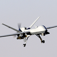 Aterrissagem de um MQ-9 Reaper depois de missão em apoio à Operação Enduring Freedom, Afeganistão, 2007. (2º Sgt Brian Ferguson, Força Aérea dos EUA)