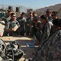 Instruções de segurança com soldados e praças da Força Aérea da equipe de reconstrução provincial de Kapisa-Parwan, na base avançada de operações Morales-Frazier, na Província de Kapisa, Afeganistão, 13 de agosto de 2009, antes de uma missão. (Departamento de Defesa, Sgt Teddy Wade)