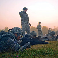 Exercício de “tiro sob estresse”, no estande do Centro Conjunto de Instrução de Manobra, em Camp Atterbury, Indiana, 24 Ago 10. (Exército dos EUA, John Crosby)