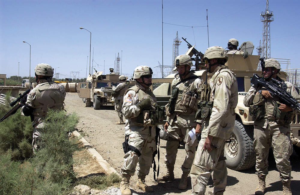 O General John Basilica (centro, à esquerda) inspeciona as forças de reação rápida do Exército dos EUA na Prisão de Abu Ghraib e em outros postos de controle nas proximidades, na Província de Bagdá, Iraque, durante a Operação Iraqi Freedom, 28 Jun 05. (Força Aérea dos EUA, Sgt Jorge A. Rodriguez)
