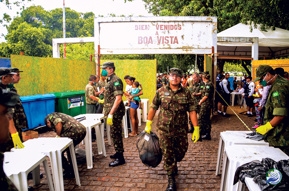 Militares realizam o processamento de migrantes em Boa Vista, Roraima, 24 Abr 18. Em fevereiro de 2018, o governo incumbiu o Exército Brasileiro de liderar as ações de apoio destinadas a aliviar o sofrimento humano e o impacto socioeconômico regional relacionado à entrada de milhares de migrantes venezuelanos no Brasil em decorrência da crise naquele país. (Foto cedida pela Força-Tarefa Logística Humanitária Roraima)