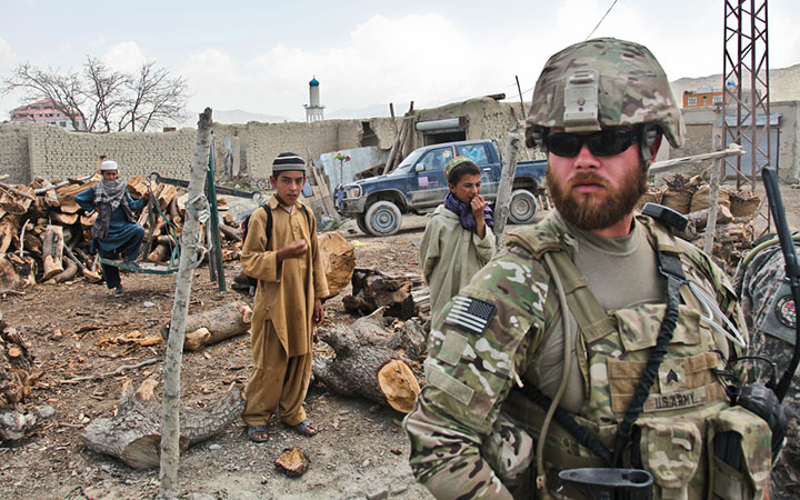 Uma equipe tática de Operações Psicológicas executa operações na Província de Paktika, no Afeganistão, 10 Jul 11.
