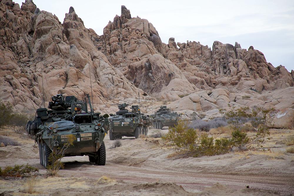 Viaturas de combate Stryker da 1<sup>a</sup> Brigada de Combate, 4a Divisão de Infantaria, manobram por um desfiladeiro, durante o Ciclo de Adestramento 2018-03 de Ação Decisiva, no Centro Nacional de Treinamento, em Fort Irwin, Califórnia, 16 Jan 18. (Cb Esmeralda Cervantes, Grupo de Operações, Centro Nacional de Treinamento, Exército dos EUA)