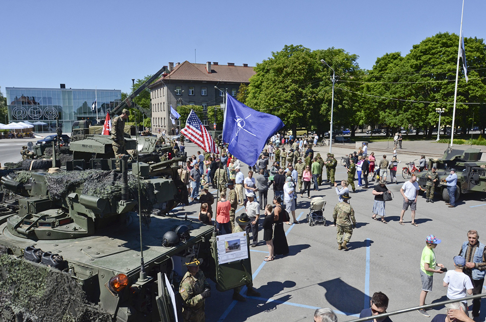 Centenas de adultos e crianças se reúnem na praça principal para ver viaturas militares estonianas, alemãs e norte-americanas, durante um evento de engajamento comunitário em Parnu, Estônia, 14 Jun 16. Eventos como esse demonstram o comprometimento dos EUA com a região e apoiam os objetivos da Operação Atlantic Resolve. (Sgt Steven M. Colvin, Exército dos EUA)