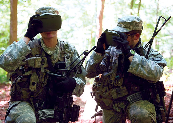 Cadetes usam óculos de realidade virtual para conduzir reconhecimento do seu objetivo, durante treinamento de ataque à localidade, em West Point, Nova York, 12 Jun 17. (John Pellino, West Point DPTMS VI)