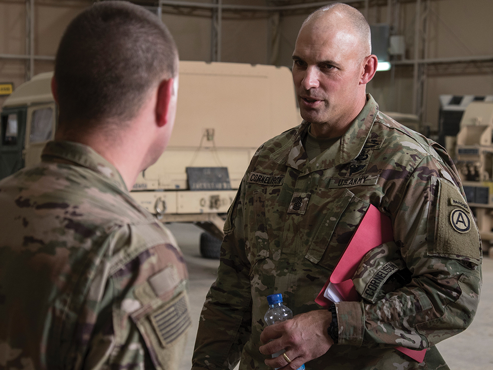 O Sargeant Major do Exército do Comando Central (Oriente Médio), Joseph C. Cornelison, conversa com seus subordinados durante uma visita ao Camp Buehring, no Kuwait, em 12 Mai 18. (Sgt Thomas X. Crough/USARCENT)