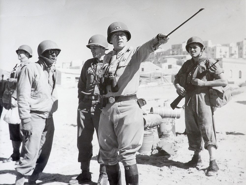 O Gen George S. Patton Jr. orienta comandantes subordinados durante a campanha militar na Sicília em 1943. (Foto cortesia de Foy S. McNaughton, McNaughton Newspapers)
