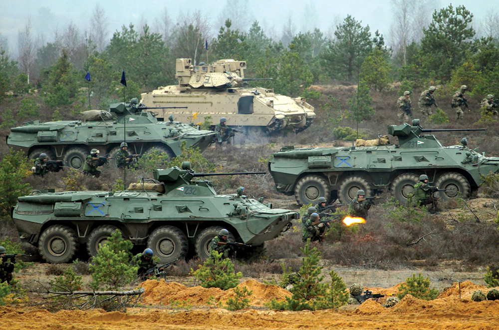 Elementos da 1a Brigada de Combate da 1a Divisão de Cavalaria do Exército dos EUA, empregando uma viatura de combate Bradley e soldados húngaros em viaturas blindadas de transporte de pessoal BTR-80 participam de uma demonstração na cerimônia de encerramento do exercício Iron Sword 2014, em Pabrade, Lituânia, 13 Nov 14. O estabelecimento de padrões claros e o treinamento contínuo são essenciais para estabelecer uma cultura de comando de missão dentro do Exército dos EUA e dos seus parceiros de coalizão. (Sgt Keith Anderson, Exército dos EUA)