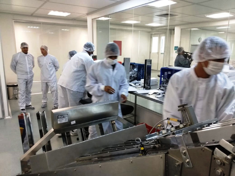 O Laboratório Químico e Farmacêutico do Exército (LQFEx) está empenhado na produção de álcool em gel e cloroquina. (Foto de LQFEx)