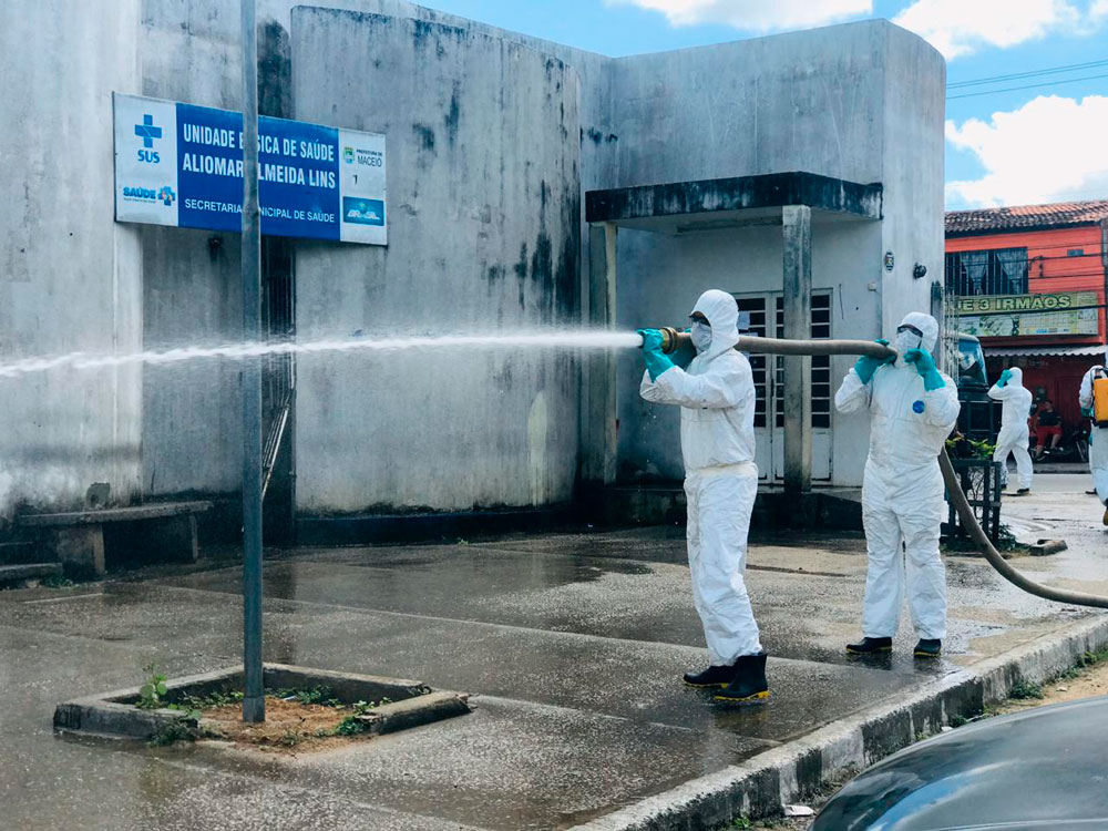 Tropas do Exército Brasileiro são empregadas na desinfecção de locais públicos. (Foto do 3o Sgt Leone Alves, Exército Brasileiro)