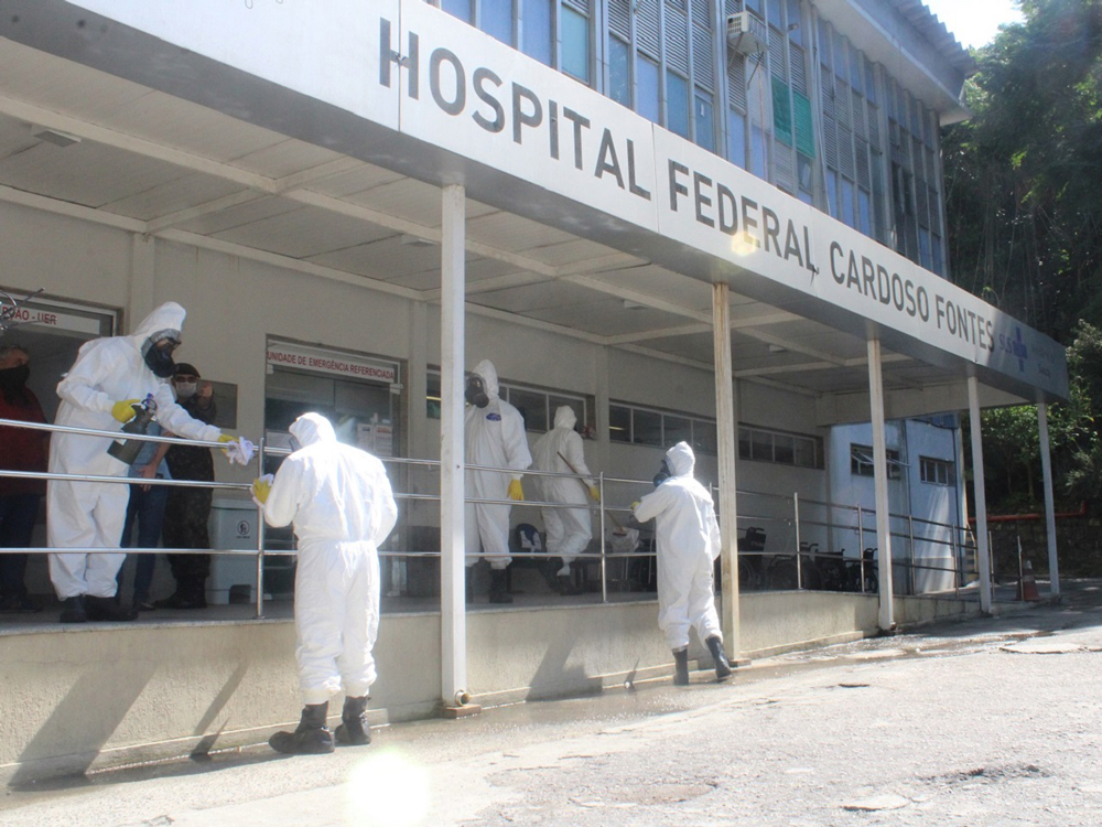 O 1o Batalhão de Defesa Química, Biológica, Radiológica e Nuclear, sob o Comando Conjunto Leste, realiza desinfecção das instalações do Hospital Federal Cardoso Fontes (Rio de Janeiro-RJ), em apoio ao Ministério da Saúde na prevenção e combate ao novo coronavírus, 5 Mai 2020. (Fonte: 1o Btl DQBRN-Exército Brasileiro/Foto de Sd Cunha)