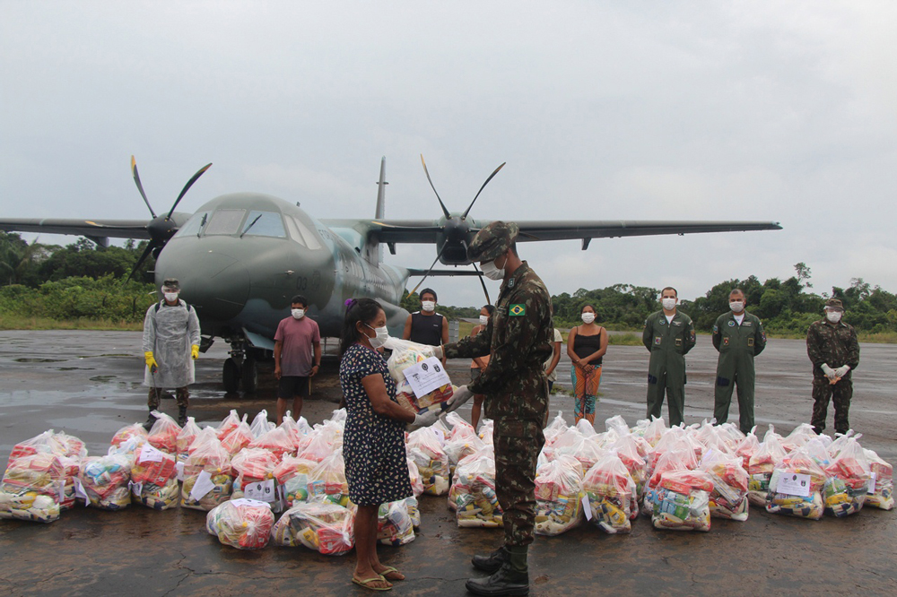 O 2o Pelotão Especial de Fronteira realiza entrega de cestas básicas a moradores da comunidade de Querari (São Gabriel da Cachoeira-AM) na chegada da aeronave C-105, da Força Aérea Brasileira, 13 Mai 2020. (Fonte: 2o PEF-Exército Brasileiro/Foto de Sgt M Testamar)