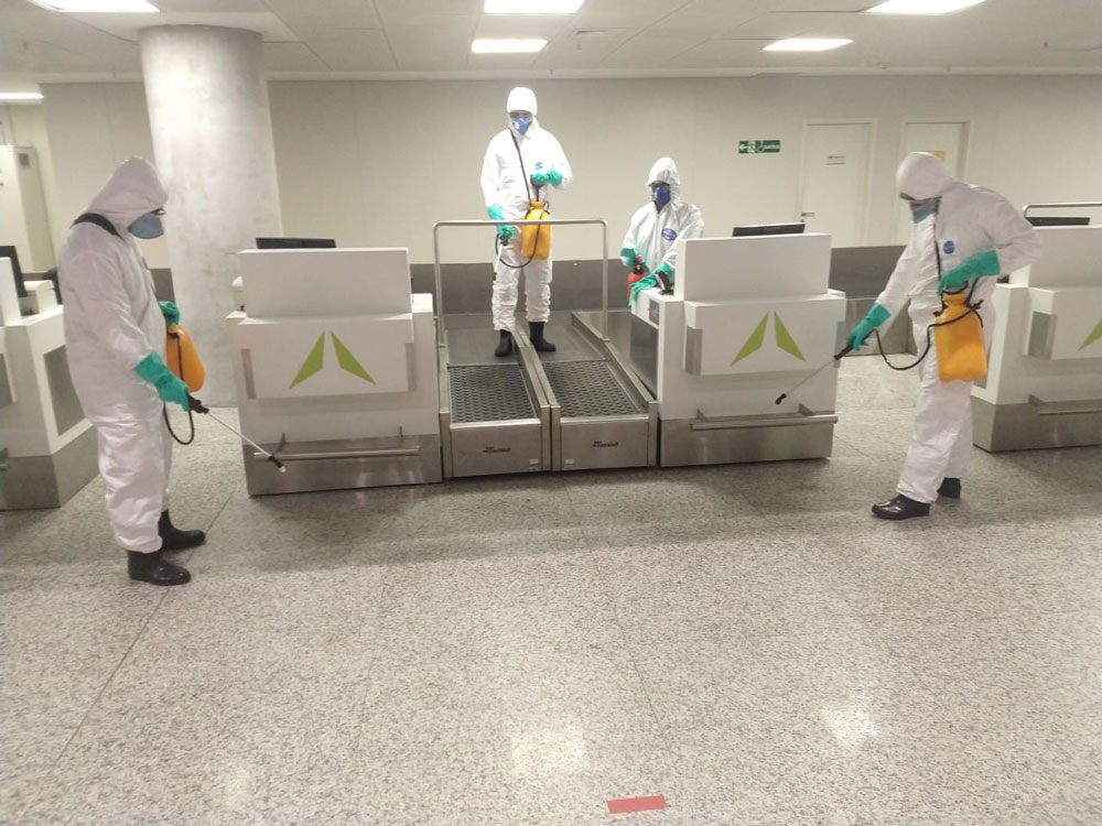 Militares brasileiros realizam desinfecção no aeroporto internacional de Natal (RN). (Foto do 1o Ten Maurício, Exército Brasileiro)