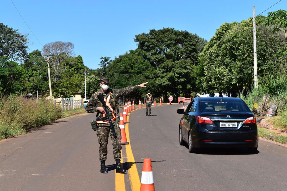 Militares do 9o Batalhão de Engenharia de Combate estabelecem barreiras sanitárias no Estado do Mato Grosso do Sul. (Foto do Sub Ten Solano, Exército Brasileiro)