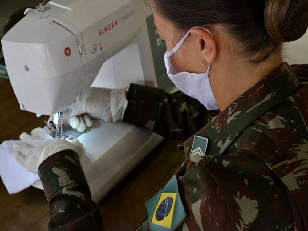 Militares empregados na confecção de máscaras de proteção individual. (Foto do 1o B Com, Exército Brasileiro)