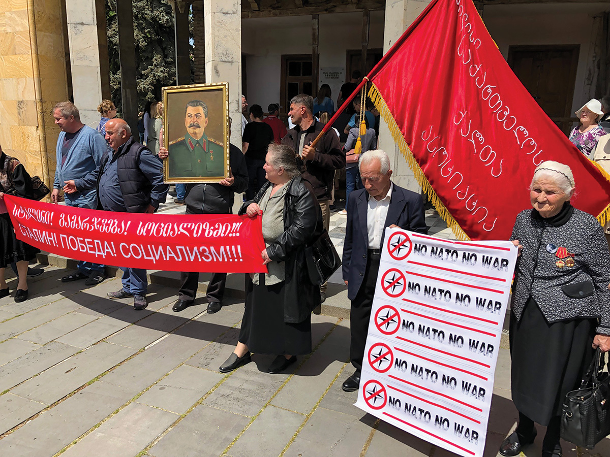 Manifestação pró-Rússia e anti-OTAN no aniversário do Dia da Vitória na Europa, 9 de maio de 2019, em frente ao Museu Josef Stalin em Gori, na Geórgia. (Foto: autor)