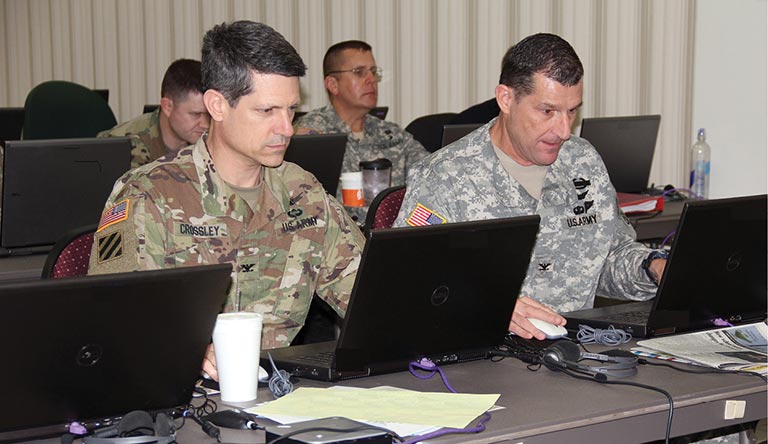 Participantes do Unified Challege 16.2 inserem informações no sistema de jogos, Fort Leavenworth, Kansas, Mar 2016.